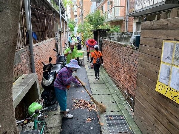 蘭興里定期清掃日之場景。圖／擷取自林文龍里長臉書
