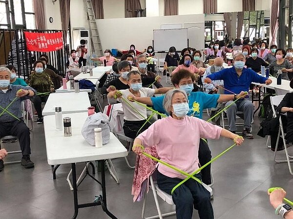 銀髮族共餐活動－長輩的肌力訓練。圖／擷取自林文龍里長臉書
