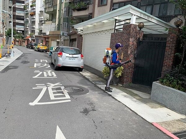 疫情間里區定期做消毒。圖／擷取自林文龍里長臉書
