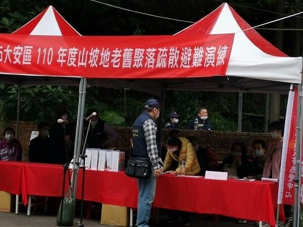 山坡地老舊聚落疏散避難的演練。圖／擷取自羅英珍里長臉書