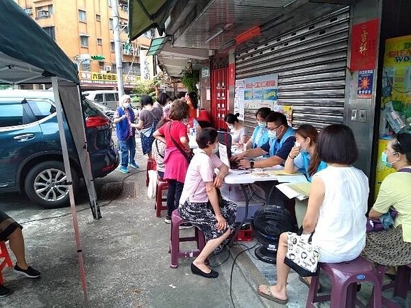 母親節健檢活動。圖／擷取自羅英珍里長臉書