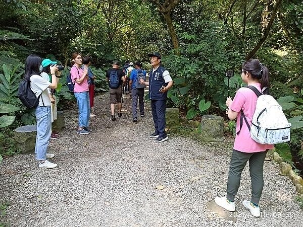 羅英珍里長介紹富陽自然生態公園。圖／擷取自羅英珍里長臉書