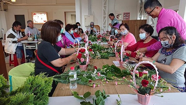 母親節盆花製作。圖/擷取自李淳琳里長臉書