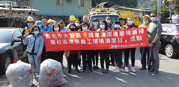 學府里社區環境清潔日。圖/擷取自李淳琳里長臉書