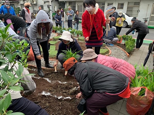 「學府123社區園圃」種植活動。圖／擷取自李淳琳里長臉書