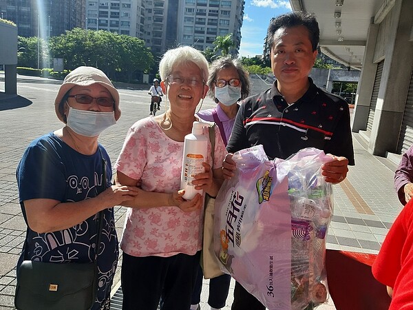 羅里長親身參與資源回收工作。圖／取自羅志傑里長臉書
