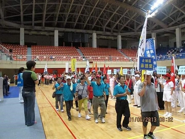 陳洲平領著隊伍前進。圖／里長提供
