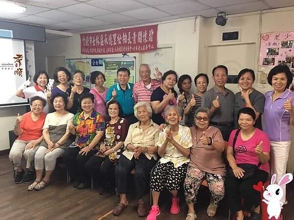 長青的關懷與喜悅。圖／里長提供
