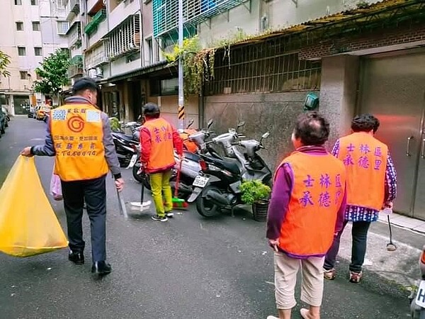 商家來協助綠美化。圖／里長提供
