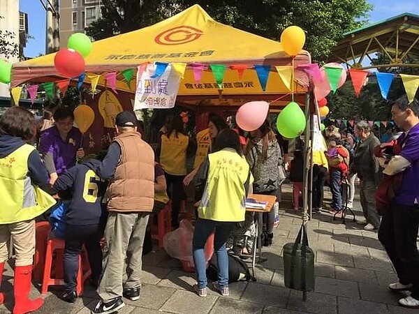 愛心商家提供活動帳棚。圖／里長提供
