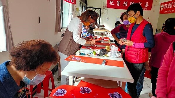 新春揮毫贈春聯活動。圖／擷取自百齡里臉書社團
