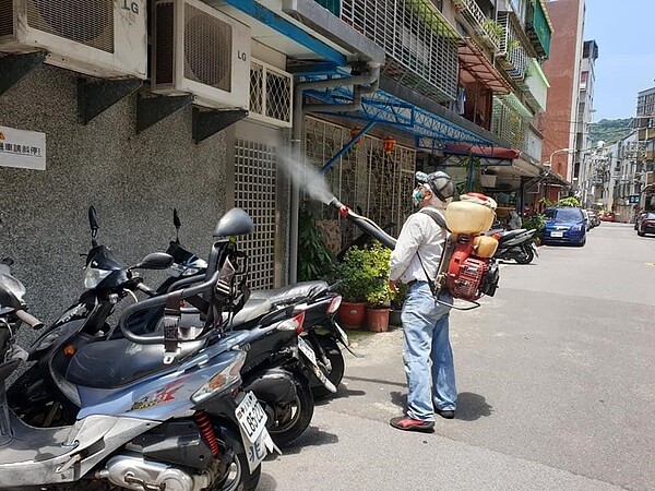 實施里區的防疫消毒。圖／擷取自百齡里臉書社團
