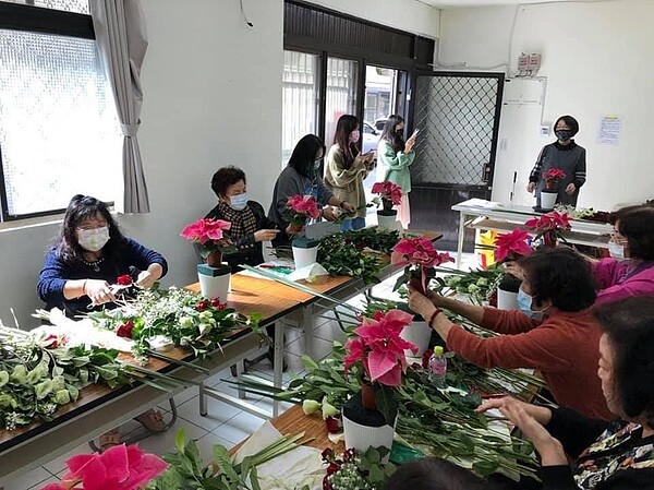 手做聖誕盆花。圖／擷取自百齡里臉書社團
