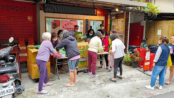 舉辦高麗菜義賣活動。圖／擷取自百齡里臉書社團
