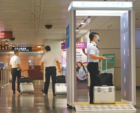 桃機1名剛結束飛行任務的機師,利用抑菌艙全身消毒。圖/記者范揚光攝影