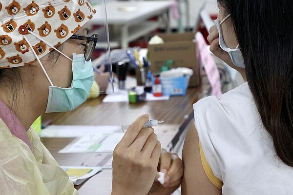 專家認為,台灣疫情若相對趨緩,拼第一劑覆蓋率或第二劑防護力都很重要,若疫情「不太妙」,一定是長輩優先施打第二劑。記者林俊良/攝影