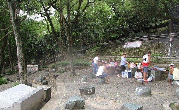 桃園市虎頭山風景區烤肉場地,因疫情影響,昨天起暫停開放。圖/桃園風景區管理處提供