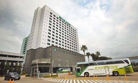 長榮航空傳出3名機師染疫,4日召回300多名匡列人員到南崁總部PCR篩檢,1輛長榮交通車正準備進入總部。圖/記者范揚光攝影