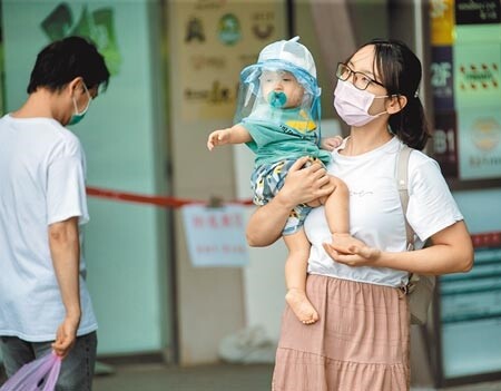 近日長榮機師案爆發，指揮中心4日針對110年8月13日至9月2日期間，曾與確診者接觸或曾於相關時間及地點出入的民眾，發送110萬則疫情簡訊。圖為家長帶小朋友前往百貨公司不忘加強疫情防護。圖／記者羅永銘攝影