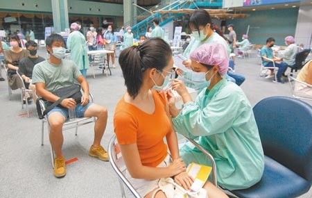 國內第七輪AZ疫苗日前開打，並開放23歲以上族群預約，民眾4日在台北科教館接種AZ疫苗。圖／記者張鎧乙攝影