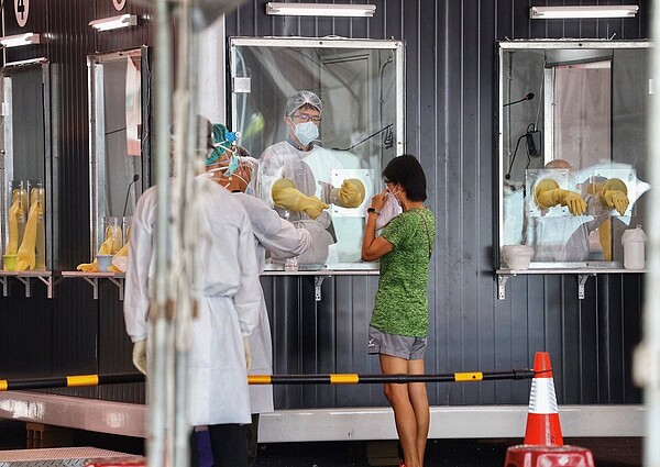 任何疫苗都可能被病毒突破,在疫苗之外也要考慮社區廣篩。 圖/新北市衛生局提供