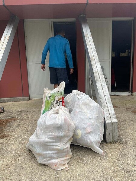 玉山國家公園開放登山1個多月，垃圾入侵各山屋，志工清垃圾清到寒心。圖／玉管處提供