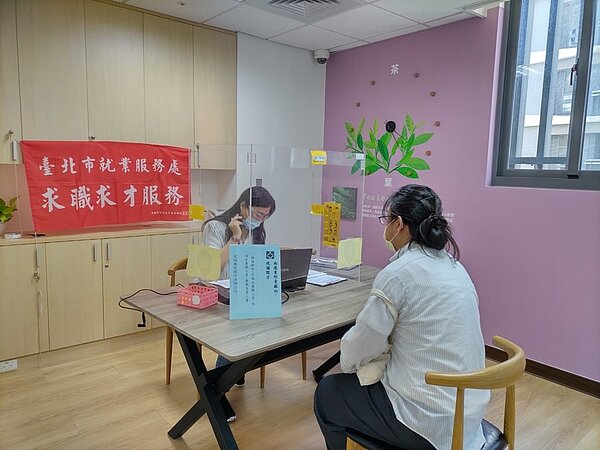 中秋連假前、餐飲業徵才旺,釋高薪徵才586人。圖/台北市府提供