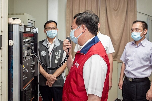 鄭文燦在檢疫所透過廣播系統向居家隔離者加油打氣。圖/桃園市政府提供