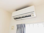 冷氣管線換邊收2千元！屋主PO網公審　釣出師傅們嘆：技術被糟蹋