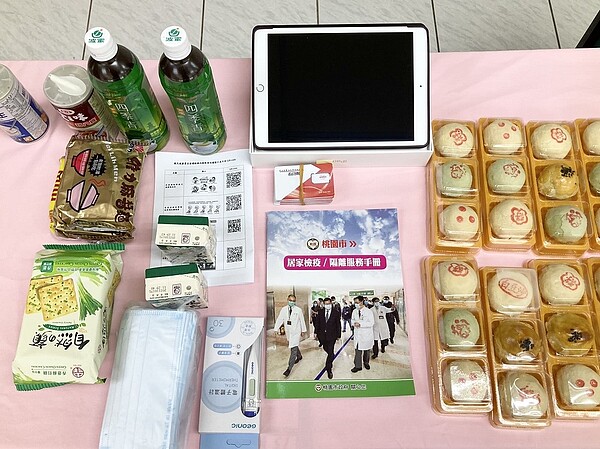 桃市府準備防疫關懷包給予居隔者。圖/桃園市政府提供