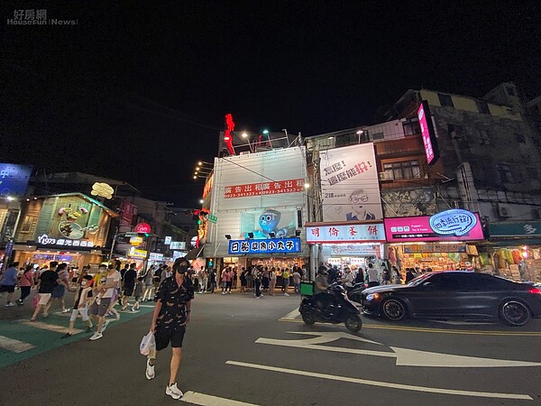 逢甲夜市外圍 楊欽亮攝