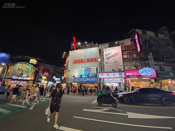 逢甲夜市外圍  楊欽亮攝