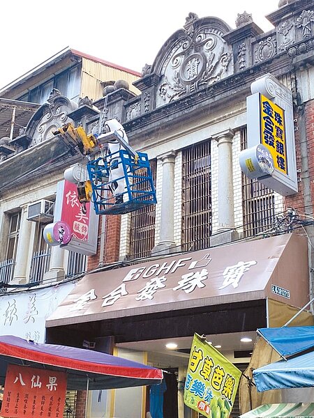 高雄市農業局捕蜂隊搭乘登高車,在旗山老街摘除虎頭蜂窩。(民眾提供/林瑞益高雄傳真)
