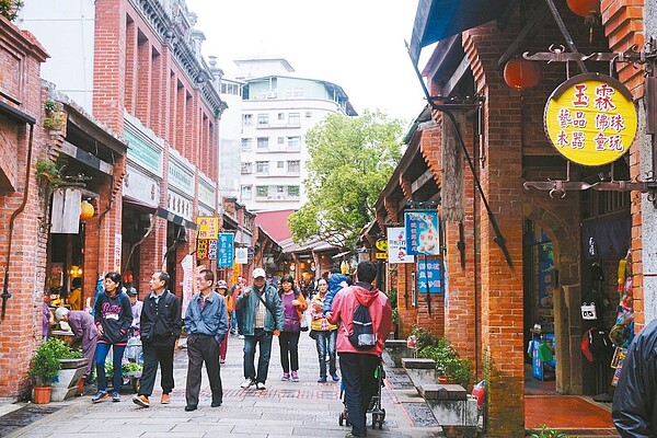 新北市捷運局將原站點移至深坑老街附近，預期能增加運量，刺激地方觀光發展。圖／新北市經發局提供