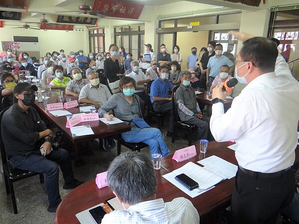 經濟部工業局和國發會中央官員昨天下鄉台西,就台西工業區開發光電的問題直接對話,官員一一為民解答疑問。記者蔡維斌/攝影