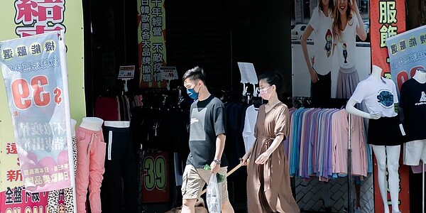 各界期待五倍券能在國慶連假前啟用,及時提振內需。圖/羅永銘