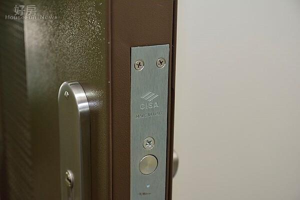 一個人在外租屋,除了安全問題外,最怕的就是遇到忘記帶鑰匙的情況,若回家時間點在半夜,將會更令人崩潰。示意圖/好房網News記者 陳韋帆攝影