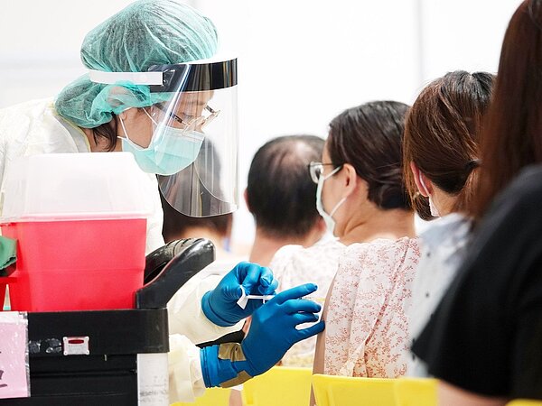 指揮中心建議,即使完整接種疫苗,公共場所仍應該要配戴口罩。圖/聯合資料照