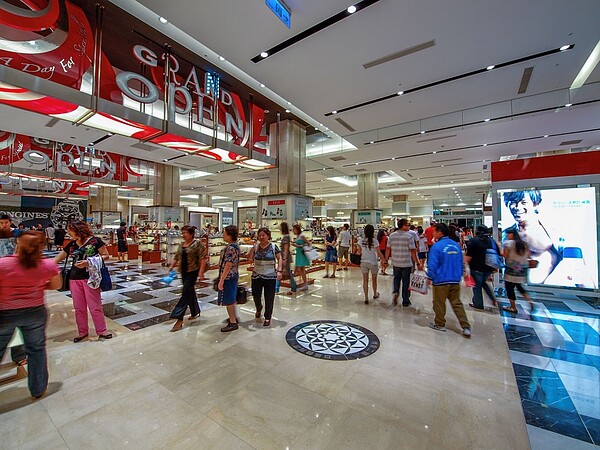 漢神巨蛋百貨年年業績高居高雄第一,為高雄百貨龍頭。