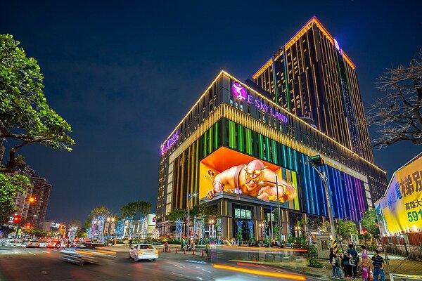 農16特區除有百貨商圈，文教機能具備9年全明星學區。