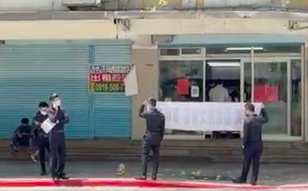 黑衣人在台北士林區天母北路便當店拉布條、撒冥紙。圖/翻攝臉書天母幫