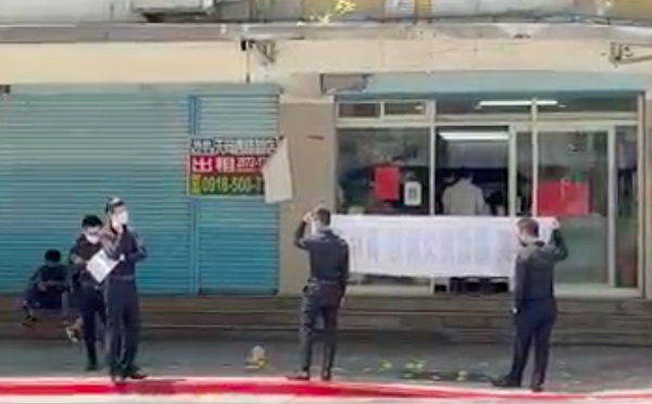 黑衣人在台北士林區天母北路便當店拉布條、撒冥紙。圖／翻攝臉書天母幫