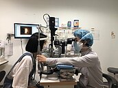 首例通報打莫德納疫苗後變紅眼兔？醫師：注意3大症狀