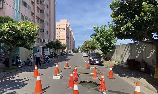 鹿港鎮「富麗大鎮」社區後方富麗二街昨晚出現「小天坑」，坑洞還冒出水，居民擔心是受地層下陷影響，不過公所初步研判，道路坑洞應是社區下水道管線破損造成。圖／民眾提供