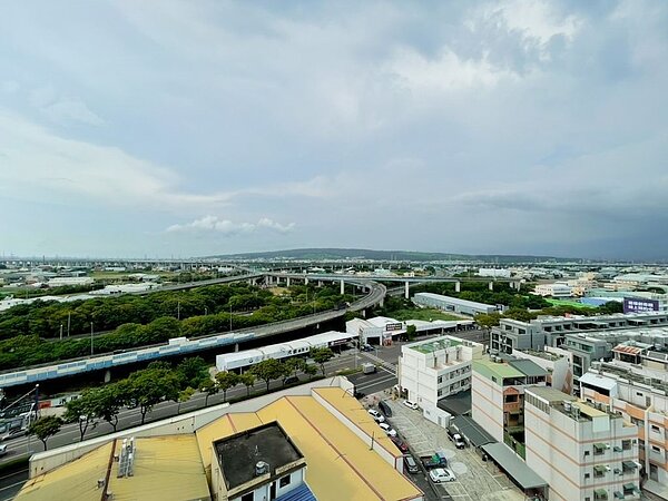 彰化景觀公園是利用國道一號和國道三號橋下優化而成的空間,交易物件以透天住宅居多。 圖/永慶不動產提供