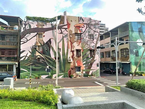 高雄鐵道新生綠藝廊道,繽紛上場。圖/高雄市都發局提供