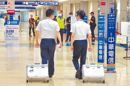 長榮航空2名機師確診,病毒基因序列結果出爐,均感染Delta。圖為執飛完畢入境的機組人員。(非新聞當事人)(陳麒全攝)