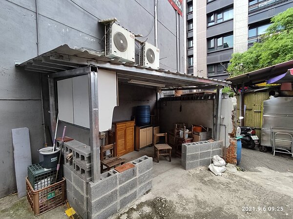 延三夜市一間小吃名店因在一處空地搭建臨時廚房，被建管處勒令拆除，但遭里長爆料緩拆是因為市長室介入，對此建管處重申並無此事。圖／台北市建管處提供