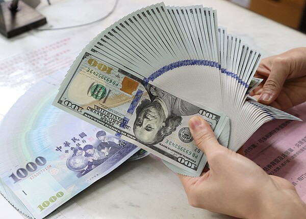 熱錢匯入買股,新台幣升勢延燒。記者潘俊宏/攝影