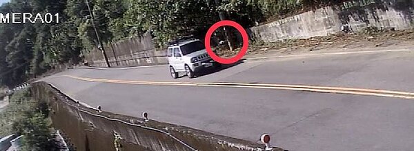 東勢台21線旁私有地常被丟垃圾,地主架設監視器,拍到疑似白色休旅車丟出一包垃圾,向環保局檢舉。圖/台中市環保局提供